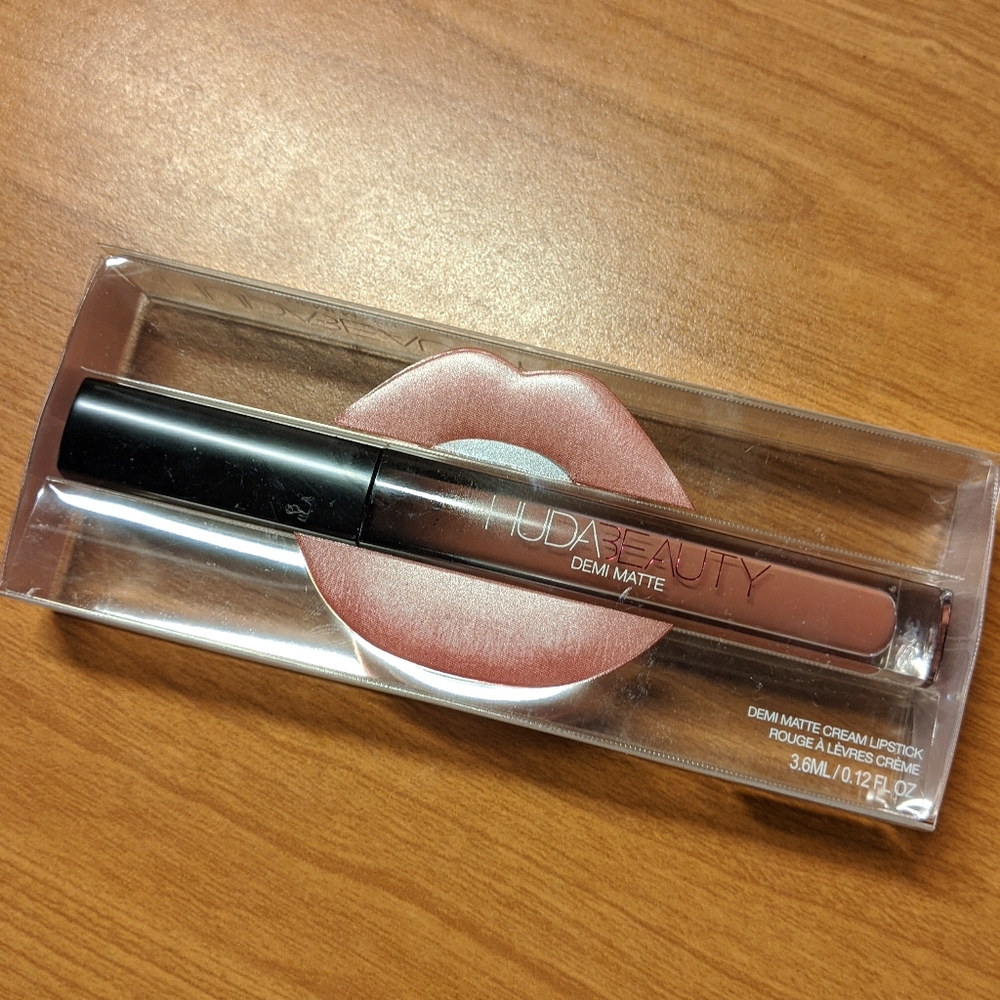 Huda beauty Demi Matte Liquid Lipstick in Feminist